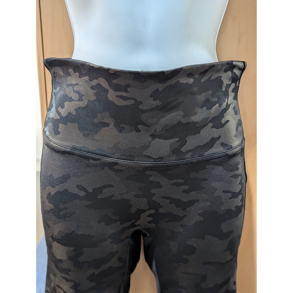 Spanx Look at Me Now Seamless Black Camo High Waisted Leggings Womens Medium